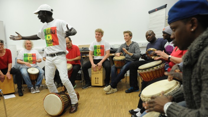 Messestadt Riem: Klang-Welten: der Senegalese Youssou (in weiß) und seine Trommelgruppe "Get Together".