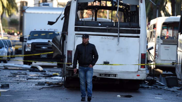 Terrorismus: 13 Menschen starben, der Bus brannte aus. Nun hat sich der IS zu der Attacke in Tunis bekannt.