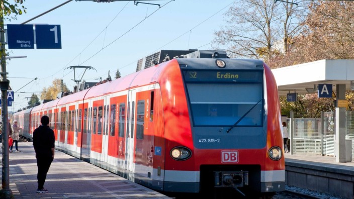 ÖPNV: Die Linie S2 in Richtung Erding soll zwischen Ostbahnhof und Markt Schwaben leistungsfähiger werden, die Planungen für zwei neue Gleise sollen demnächst beginnen.