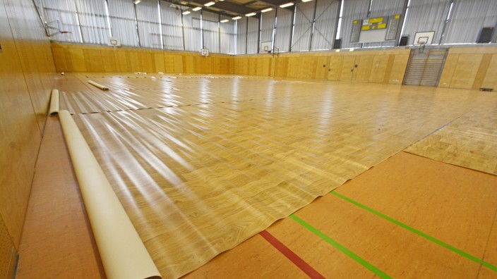 Puchheim: In der Turnhalle des Germeringer Max-Born-Gymnasiums laufen die Vorbereitungen zur Aufnahme von Asylbewerbern.