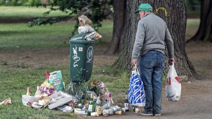 Ein Mann sammelt Flaschen vor einem staedtischen Muellbehaelter am Freitag 22 05 2015 in Leipzig D