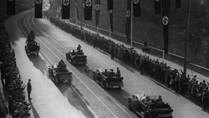 Adolf Hitler fährt zum Reichsparteitag 1934