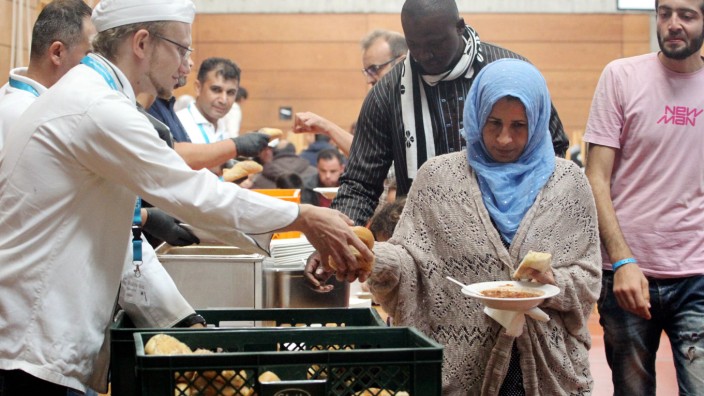 Provisorische Erstaufnahmeeinrichtung fuer Fluechtlinge in der Turnhalle der Reischlesche Wirtschaft