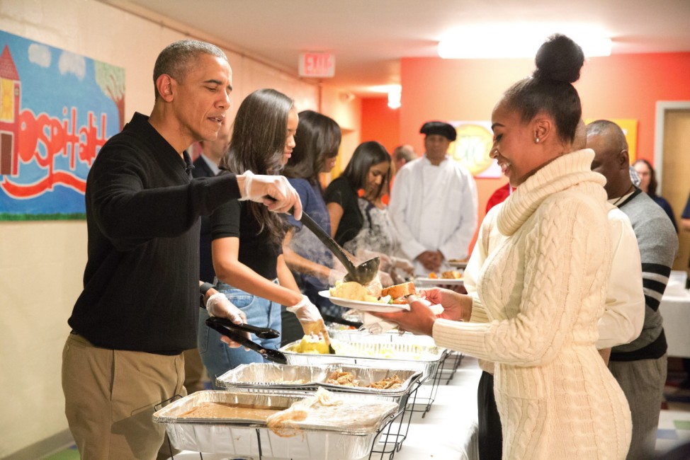 Obama serves thanksgiving meals to homeless and at-risk vets
