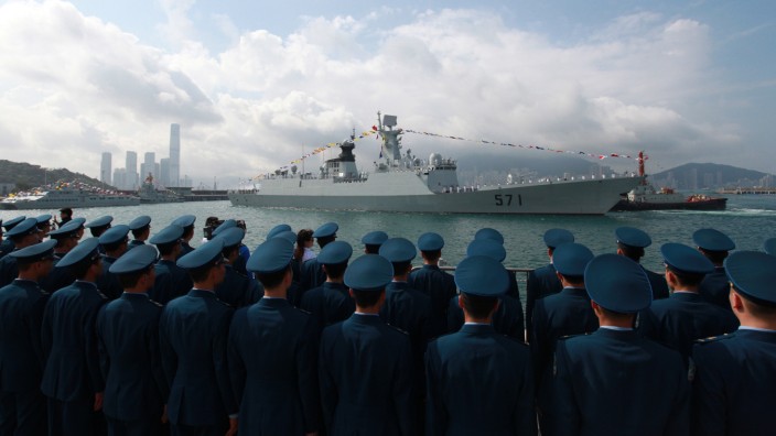China: Bald auch in Afrika: Eine chinesische Raketen-Fregatte legt im Hongkonger Hafen an.