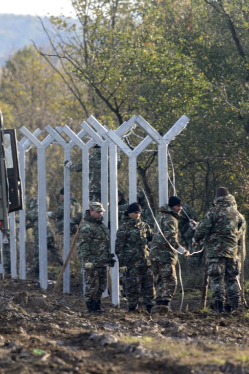 Macedonia starts building short fence at Greek border