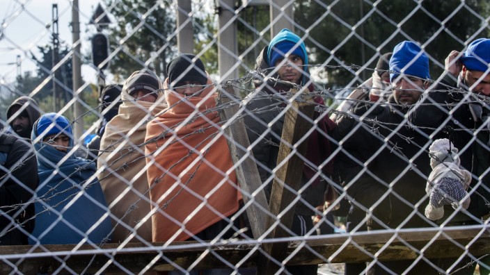 Flüchtlinge: Zäune erwarten die Migranten auch an der Grenze zwischen Griechenland und Mazedonien.