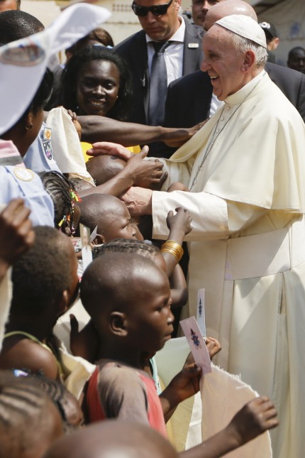 Franziskus in Afrika        : Jubel in Bangui: Die Bewohner eines Flüchtlingslagers begrüßen den Heiligen Vater.