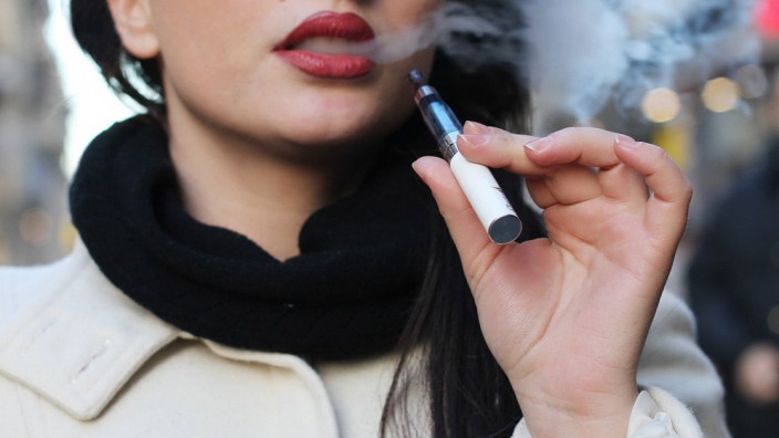 Tabakindustrie: E-Zigaretten sind beliebt - und sollten nach Meinung von Kritikern höher besteuert werden. Doch die entsprechende Richtlinie der EU-Kommission lässt auf sich warten.