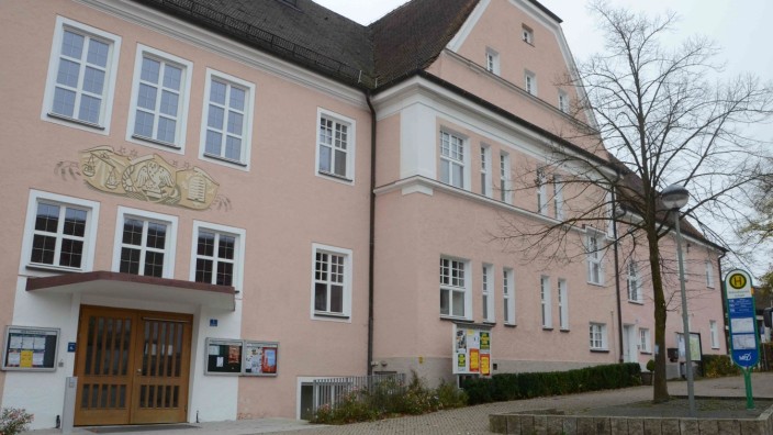 Petershausen: Im Rathaus der Gemeinde Petershausen werden bald Schüler der Grundschule unterrichtet. Der Grund: Das Schulgebäude bietet zu wenig Platz.