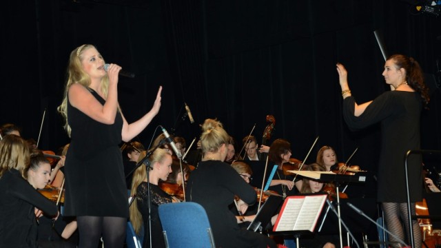 Kulturpreisverleihung: Das Sinfonieorchester der Kreismusikschule Erding unter der Leitung von Veronika Marschall bekam Unterstützung durch die Sängerin Kathrin Holzner.