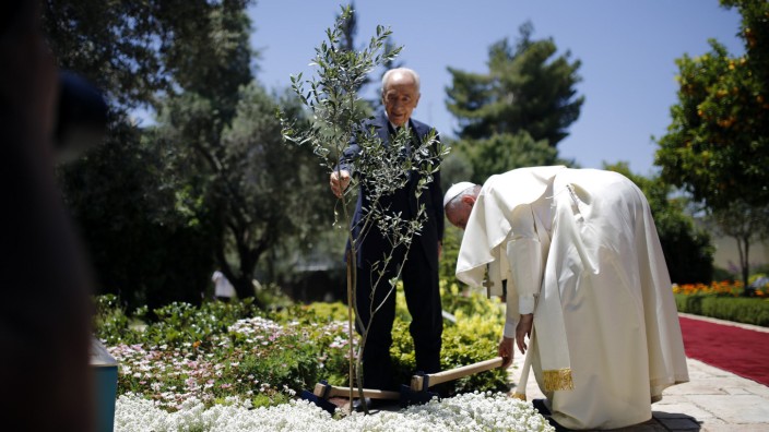 Pope Francis and Israel's President Peres plant an olive tree after their meeting in Jerusalem