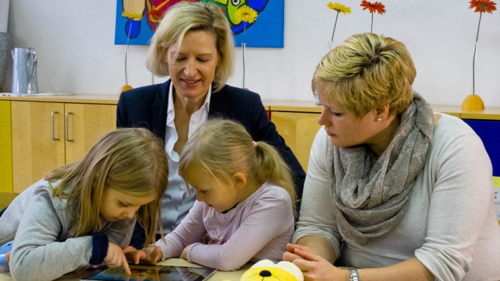 Vaterstetten: Angelika Niebler und Einrichtungsleiterin Barbara Prokop testen mit den Kindern vom Kinderhaus Alfred-Hermann-Haus die Sprachlernsoftware.