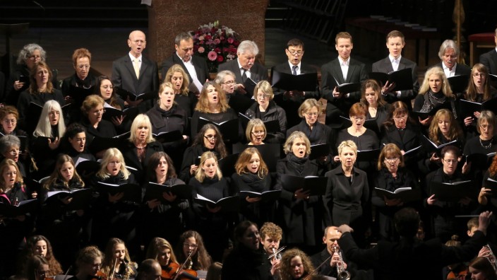 Gospelchor Freysing Larks: 80 Chormitglieder, Senioren wie Jugendliche wirkten bei der Aufführung unter der Gesamtleitung von Norbert Huber mit.