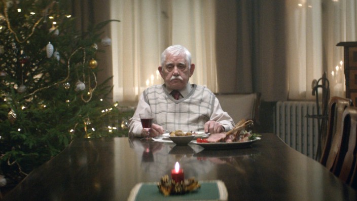 Weihnachtswerbung mit einsamen Rentner wird zum Internethit