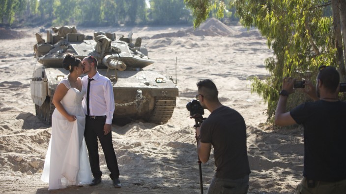 Israel: Die Ehe steht unter besonderem Schutz. Waffen und Sicherheitskontrollen gehören in Israel zum Alltagsbild. Hochzeitsfotos mit Panzer in der Kulisse gibt es auf Wunsch auch.