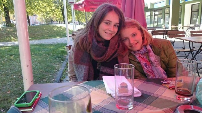 Krebskrankes Mädchen: Nach ihrem Krankenhausaufenthalt ist Rinah (rechts, auf dem Foto mit Schwester Sarah im Sommer) inzwischen wieder zu Hause.