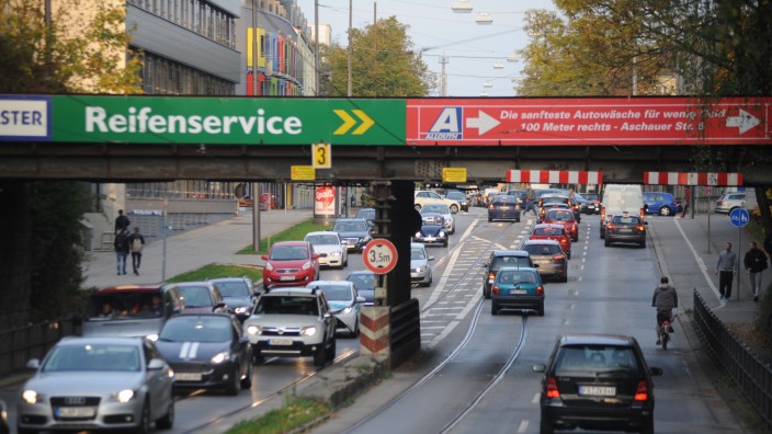 Ramersdorf: Klare Ansage der Behörden: Geringere Geschwindigkeiten auf der Chiemgaustraße machen es nicht besser.
