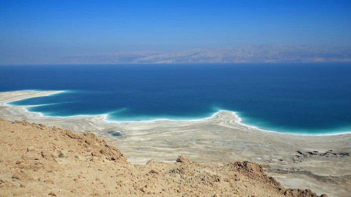 Ausschreibung: Der Wasserspiegel sinkt um etwa einen Meter pro Jahr: Ein Bild vom Toten Meer am Strand von En Gedi in Israel.
