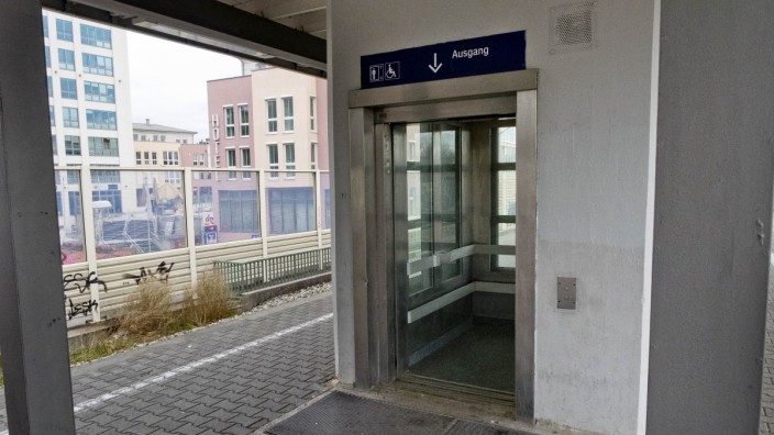 Vaterstetten: Der Aufzug am Baldhamer S-Bahnhof gehört der Gemeinde Vaterstetten; für den Bahnsteig drumherum ist dagegen die Deutsche Bahn zuständig.