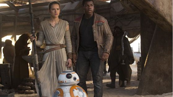 Lawrence Kasdan im Gespräch: Rey (Daisy Ridley, links) und Finn (John Boyega) sind schockiert. Möglicherweise, weil sie es nicht fassen können, dass Veteran Lawrence Kasdan aus Star Wars aussteigen möchte.