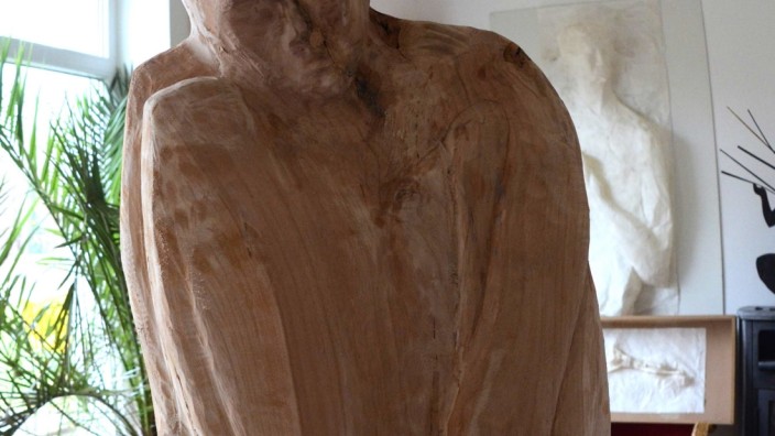 Arnbach: Jörg Kausch ist für seine wuchtigen Skulpturen bekannt.