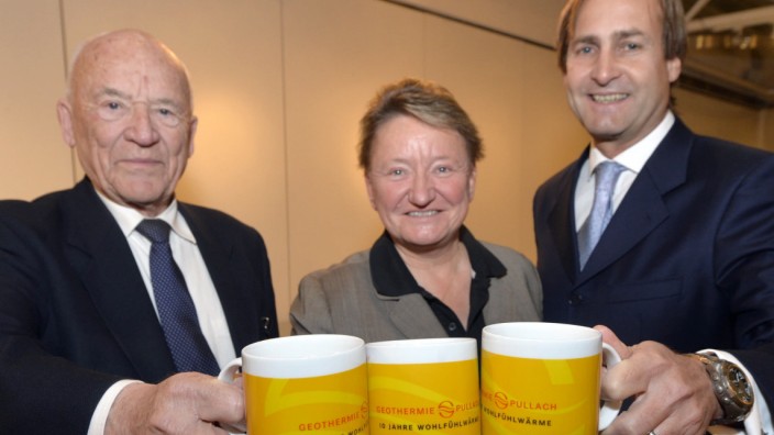 Pullach: Hoch die Tassen: Mit Glühwein feiern Peter Hailer, Susanna Tausendfreund und Helmut Mangold (von links) zehn Jahre Geothermie in Pullach.