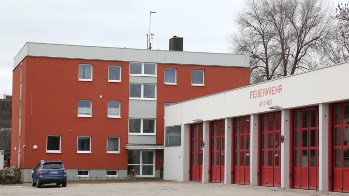 Feuerwache in Lerchenfeld: Das bestehende Feuerwehrgebäude in Lerchenfeld soll um einen dreigeschossigen Baukörper erweitert werden. Das wird teurer als gedacht.