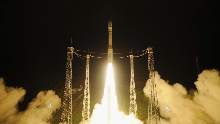 Raumfahrt: Start einer "Vega"-Rakete im Jahr 2015. Die neue Generation der mittelgroßen Esa-Rakete soll mehr Kunden bringen.