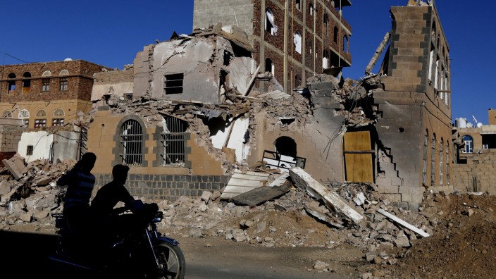 HRW accuses Saudi-led airstrikes illegally of killing civilians i