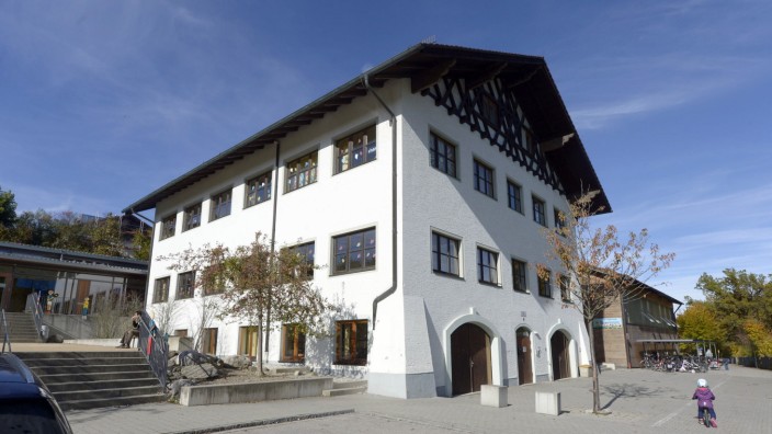 Baierbrunn: Über die Erweiterung der Schule könnte es in Baierbrunn zu einem Bürgerentscheid kommen.