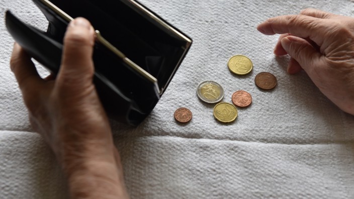 Altersarmut: Eine ältere Dame zählt die Münzen in ihrem Geldbeutel