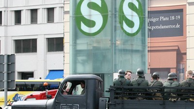 Filmmetropole Berlin: Bringen die Tom Cruise zur S-Bahn? - Dreharbeiten am Potsdamer Platz in Berlin zum Stauffenberg-Film "Valkyrie".