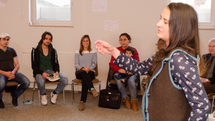 Sprachkurs der Arbeitsagentur: Lehramtsstudentin Carla Caggiano (im Vordergrund) von "Asyl Plus" unterrichtet Flüchtlinge auf ihrem Weg in den Arbeitsmarkt.