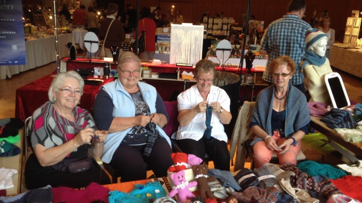 Weihnachtsgeschichten: Die Ringelsockenoma, Angela Alsch (links außen), und ihre Mitstreiterinnen stricken auch am Verkaufsstand fleißig weiter