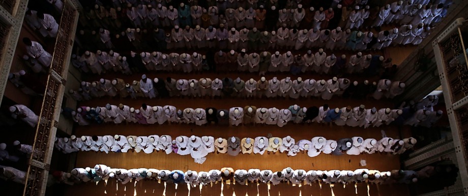 Islam: Weltreligion Islam: Muslime beten in einer Moschee in Indien
