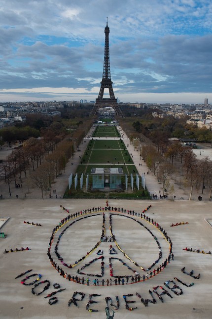 Konferenz in Paris: In Paris tagt noch immer der Klimagipfel. Am Rande des Veranstaltungsortes zeigen Menschen, was sie sich wünschen.