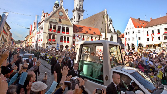 Papst Benedikt in Freising: Tausende jubelten Papst Benedikt XVl. zu, als er am 14. September 2006 mit dem Papamobil über den Marienplatz durch die Freisinger Innenstadt hinauf zum Domberg fuhr.