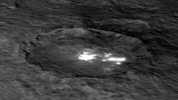 Astronomie: Der Occator-Krater auf dem Zwergplaneten Ceres.