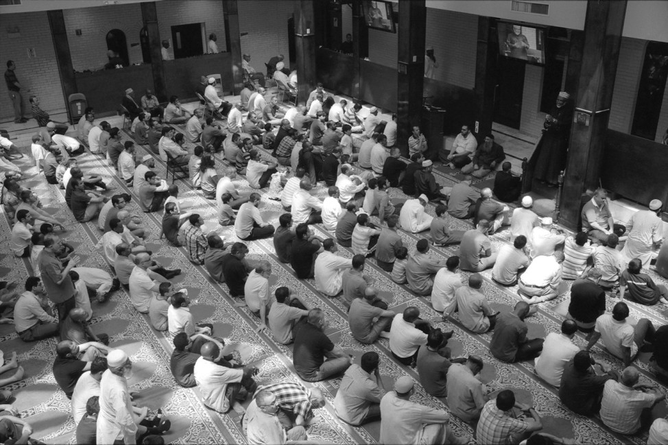 Die Gläubigen lauschen dem Imam im Dar Al-Hijrah Islamic Center in Falls Church, Virginia, 2013