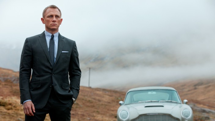 Daniel Craig mit dem Aston Martin DB5 als James Bond 007 in Skyfall.