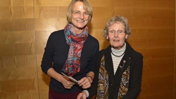 Adventskalender für gute Werke: Dorothee von Bary, die erste Vorsitzende der Bürgerstiftung und Gisela Schneid, die Beauftragte für Altenhilfe beraten über Einzelfallhilfen.