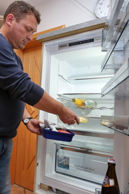 Prämie ausgelobt: Der mindestens 42 Jahre alte Kühlschrank hat bei Bernhard Maier ausgedient. Mit dem Zuschuss hat er sich ein neues, energiearmes Gerät gekauft.