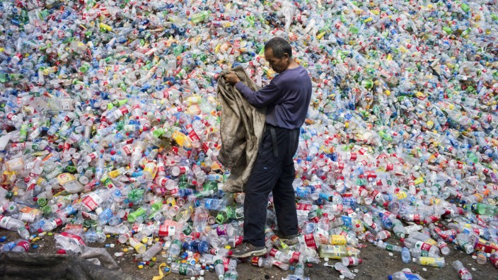 Klimagipfel: Ein chinesischer Arbeiter sortiert Plastikflaschen, die recycelt werden sollen. China ist weltgrößter Emittent von Müll und auch von klimaschädlichen Treibhausgasen.