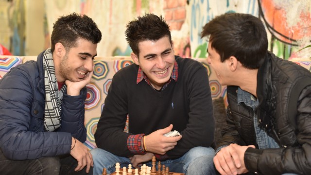 SZ-Adventskalender: Die drei Brüder Ghiath (von links), Bahsar und George wünschen sich einen Platz in einem Deutschkurs. Doch das kann lange dauern.
