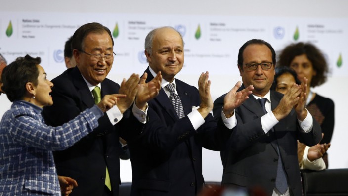 Klimakonferenz in Paris: Weltklimavertrag von Paris: Szene in der Plenarversammlung nach verkündeter Einigung