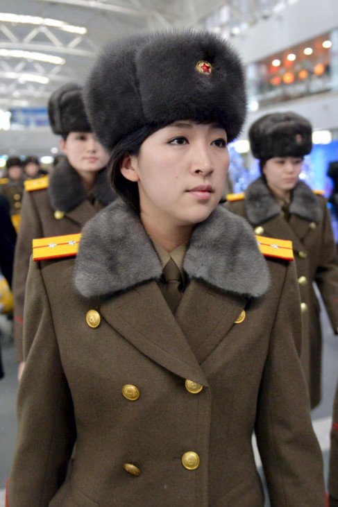 Mitglieder der nordkoreanischen Band Moranbong am Flughafen in Peking