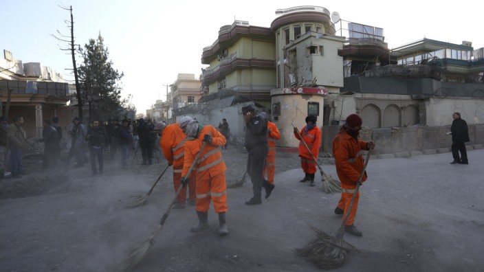 Afghanistan: Nach dem Taliban-Angriff auf die spanische Botschaft machen Reinigungskräfte in der Nähe des Tatorts sauber.