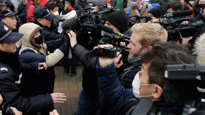 China: In Peking gehen Sicherheitskräfte gegen ausländische Journalisten vor, die über den Prozessauftakt berichten wollen.