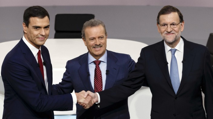 Wahlen in Spanien: Professioneller Händedruck: Spaniens Premier Mariano Rajoy (rechts) und sein Herausforderer Pedro Sánchez.